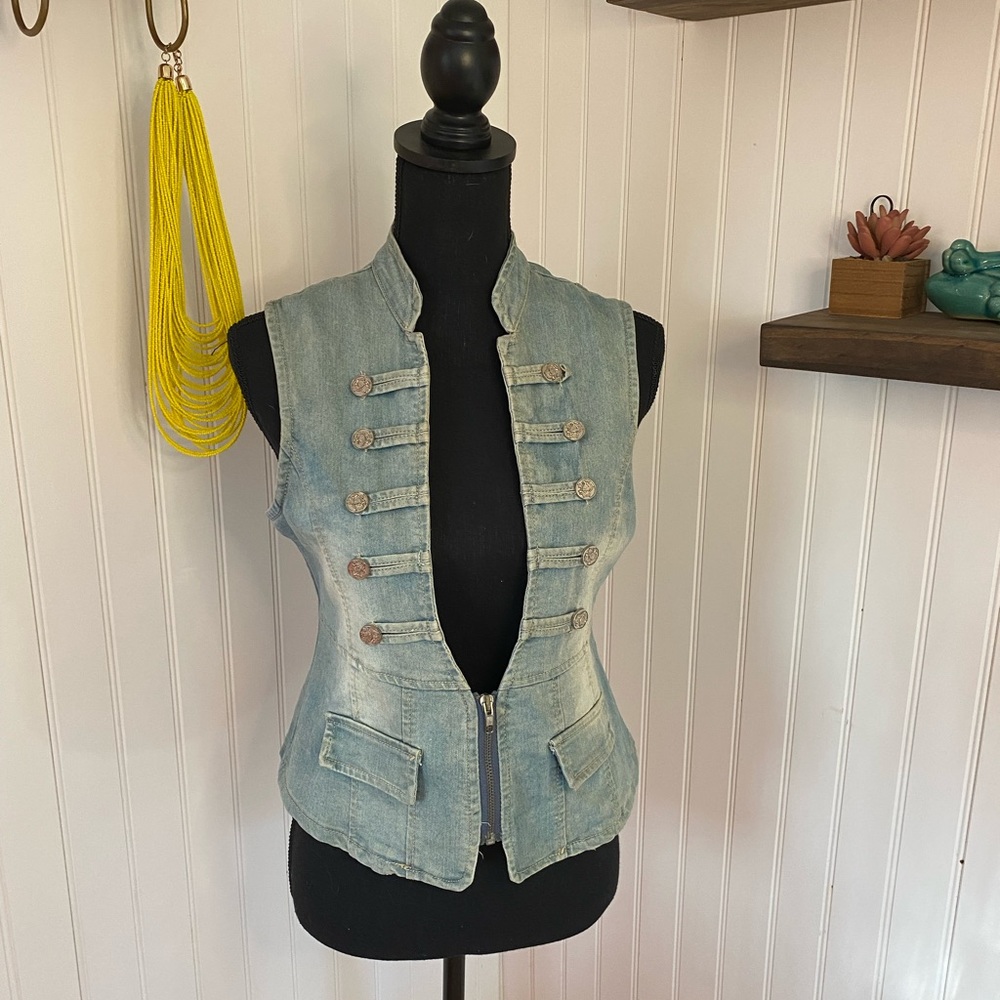 Jean vest with details